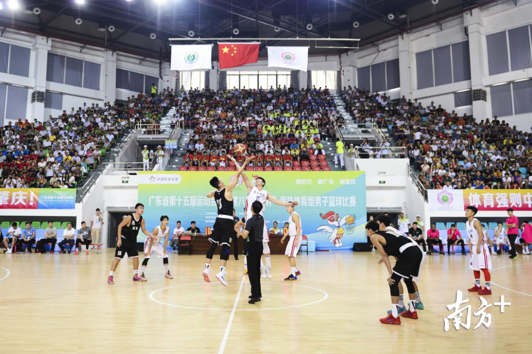 省运会男篮甲组决赛，双方跳球