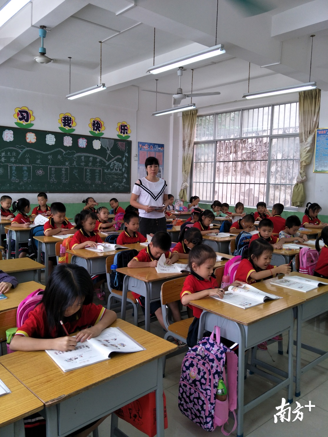 温华芬老师给小学一年级的学生上课