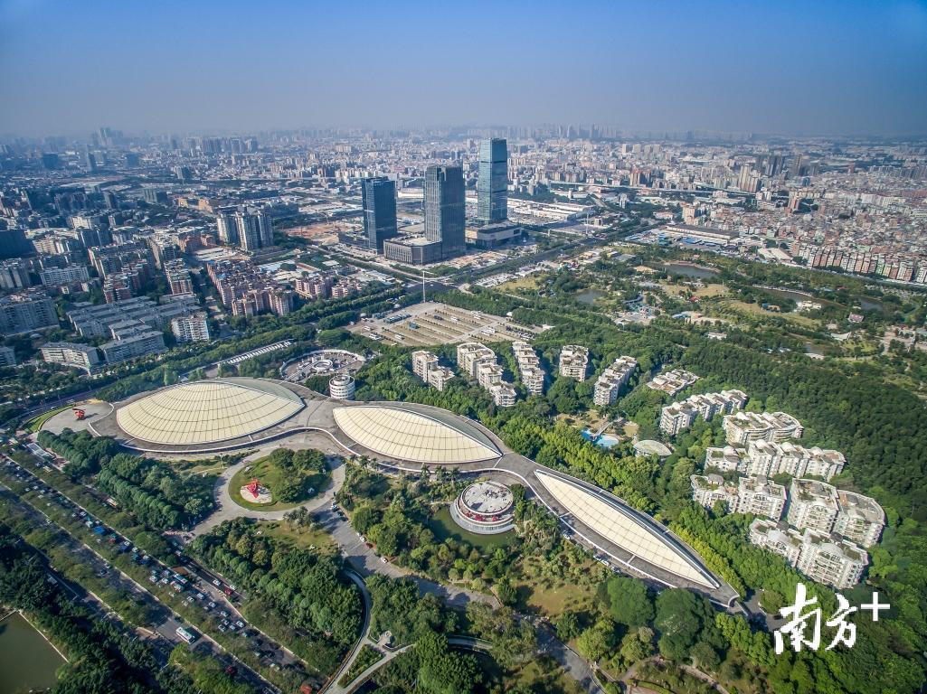 华为在全国唯一的云技术创新展示中心坐落在白云新城。  资料图片