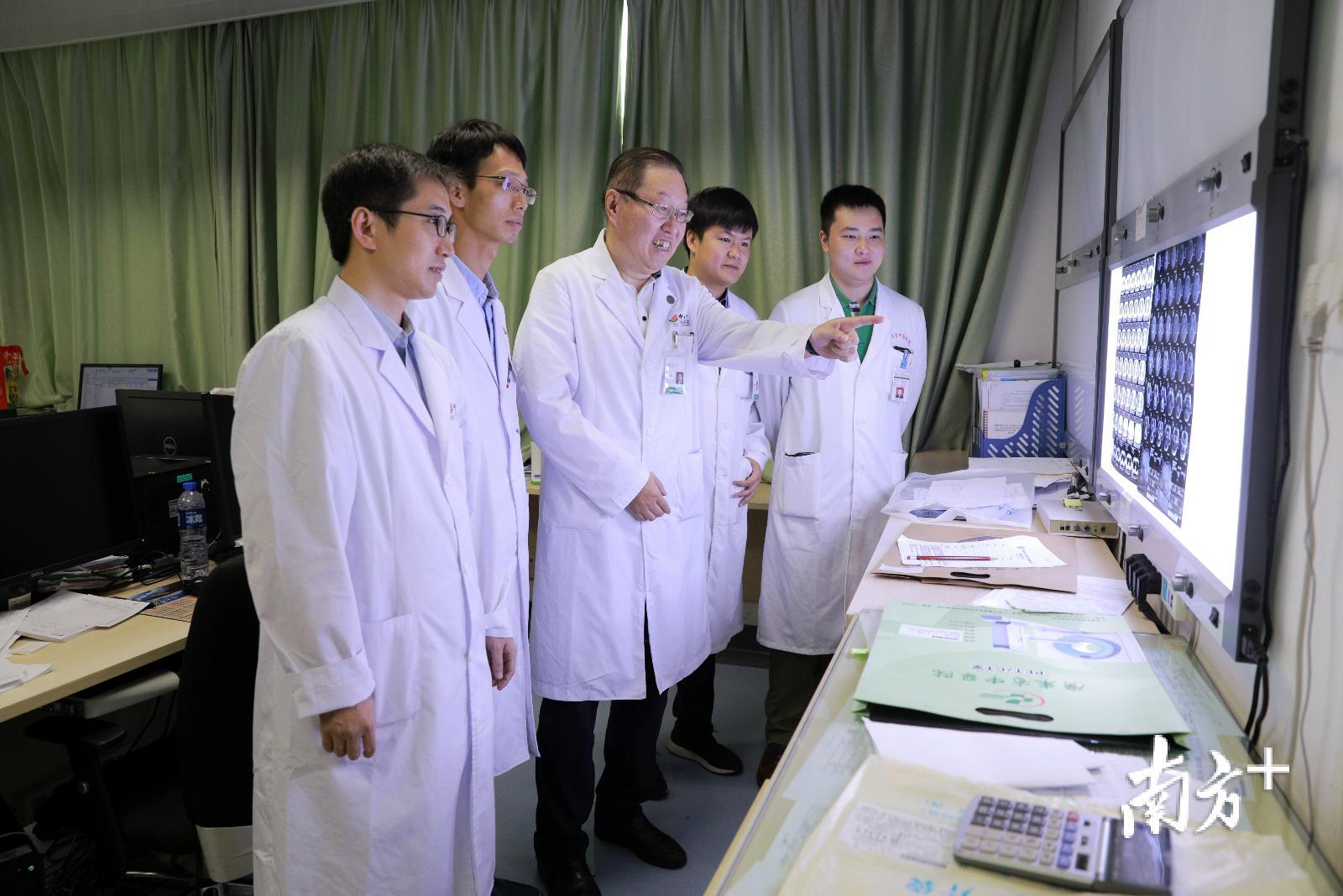 张力团队在分析病例。