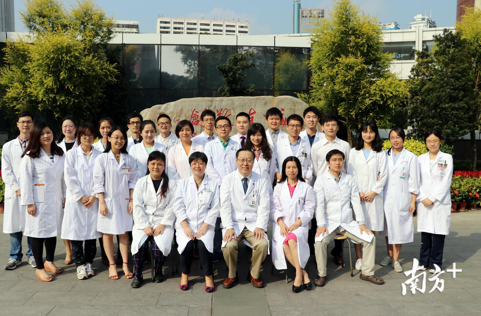 张力教授课题组合影。