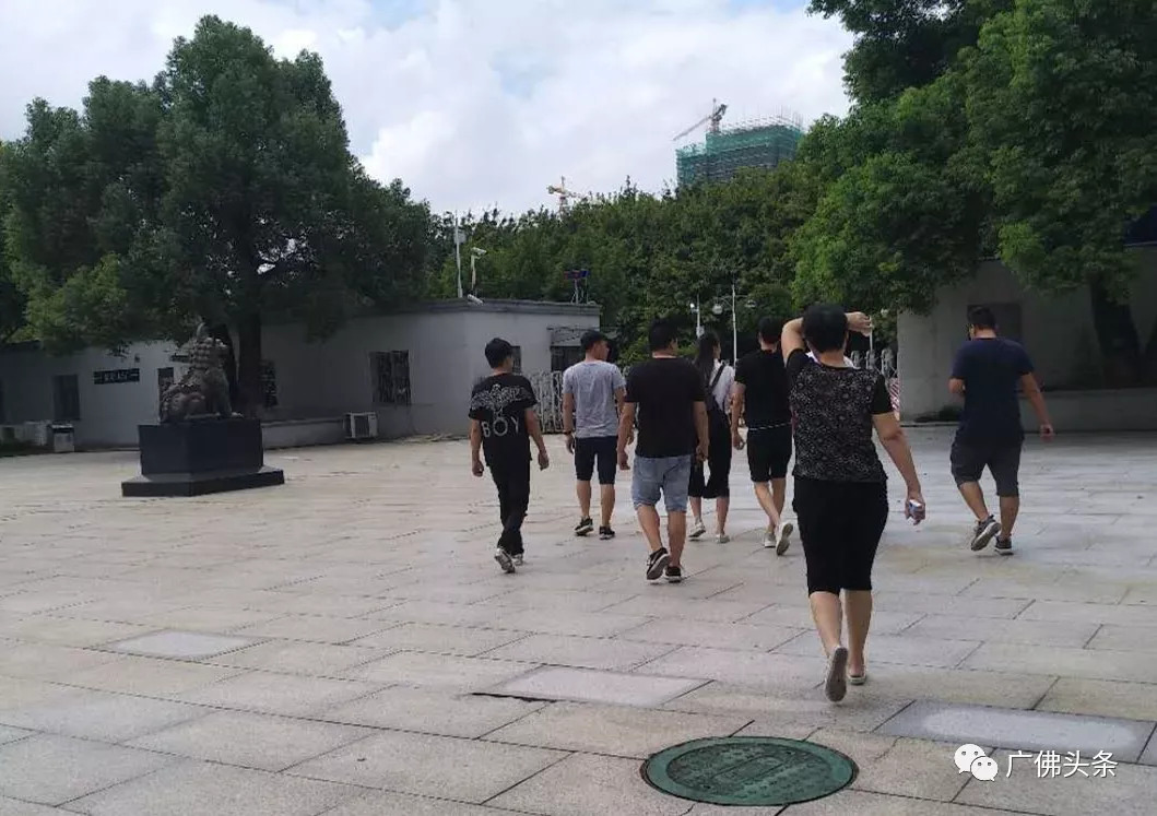 ▲受害人亲友走出法院。 ▲受害人亲友走出法院。