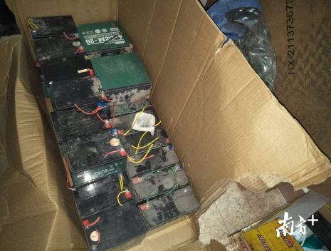 维修技工李某夜间盗窃的电动车电池。顺德公安供图