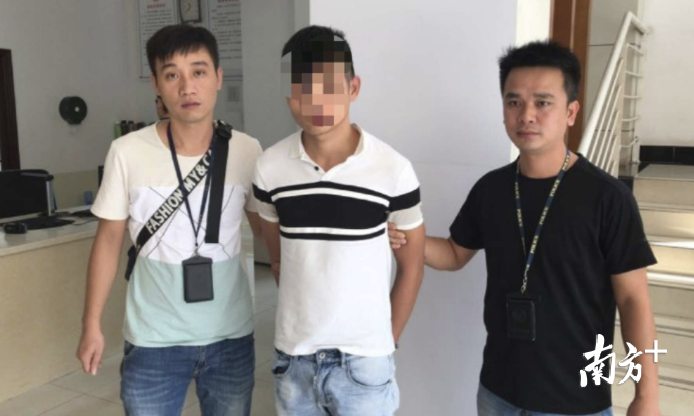 盗刷他人微信钱包的苏某（中）被容桂派出所办案民警抓获。顺德公安供图