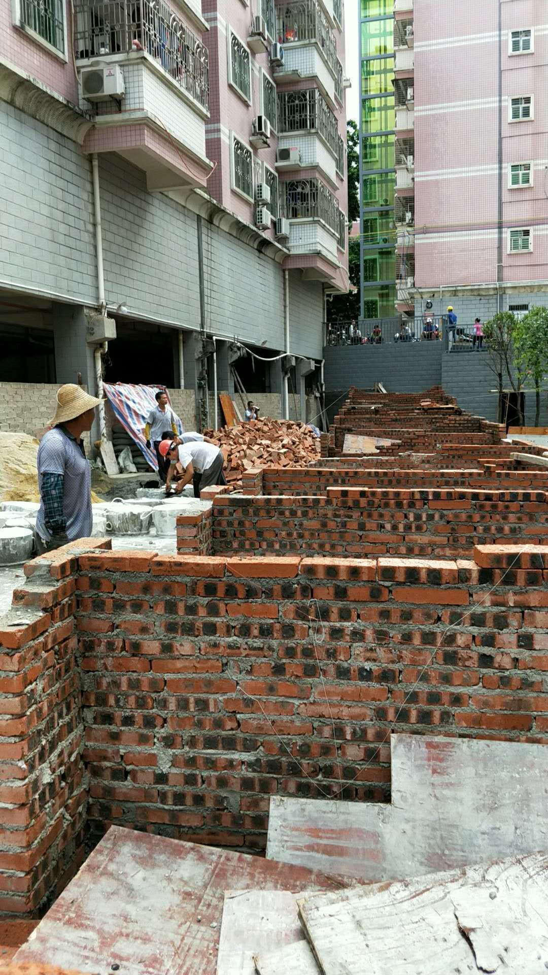 拆违现场 | 兴宁市金源花园非法建设杂物间,执法人员及时遏制