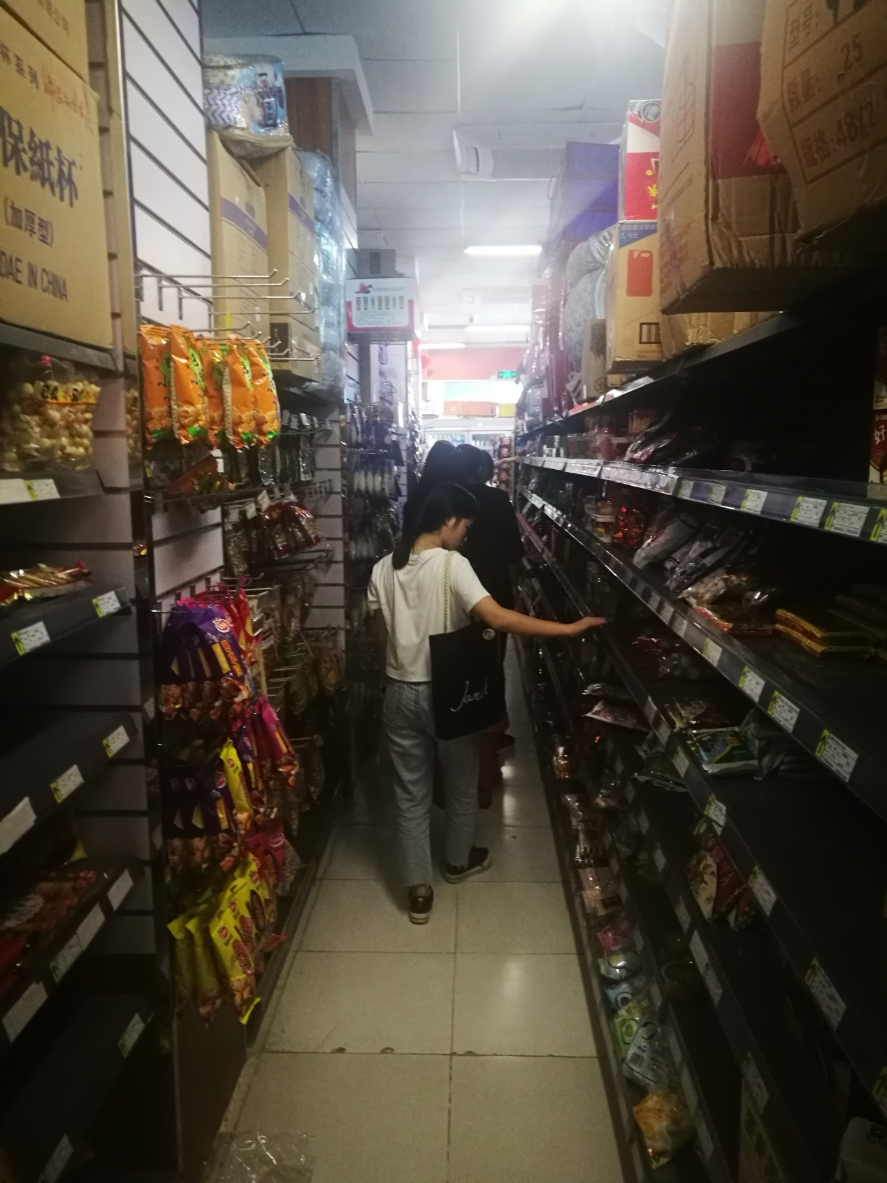 珠海艺术职业学院的学生在选购零食