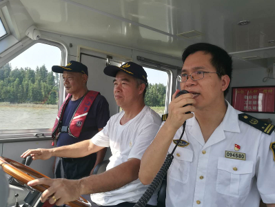 禅城海事处开展防台现场宣传和督查，要求海船锚泊避风八字锚。资料图片