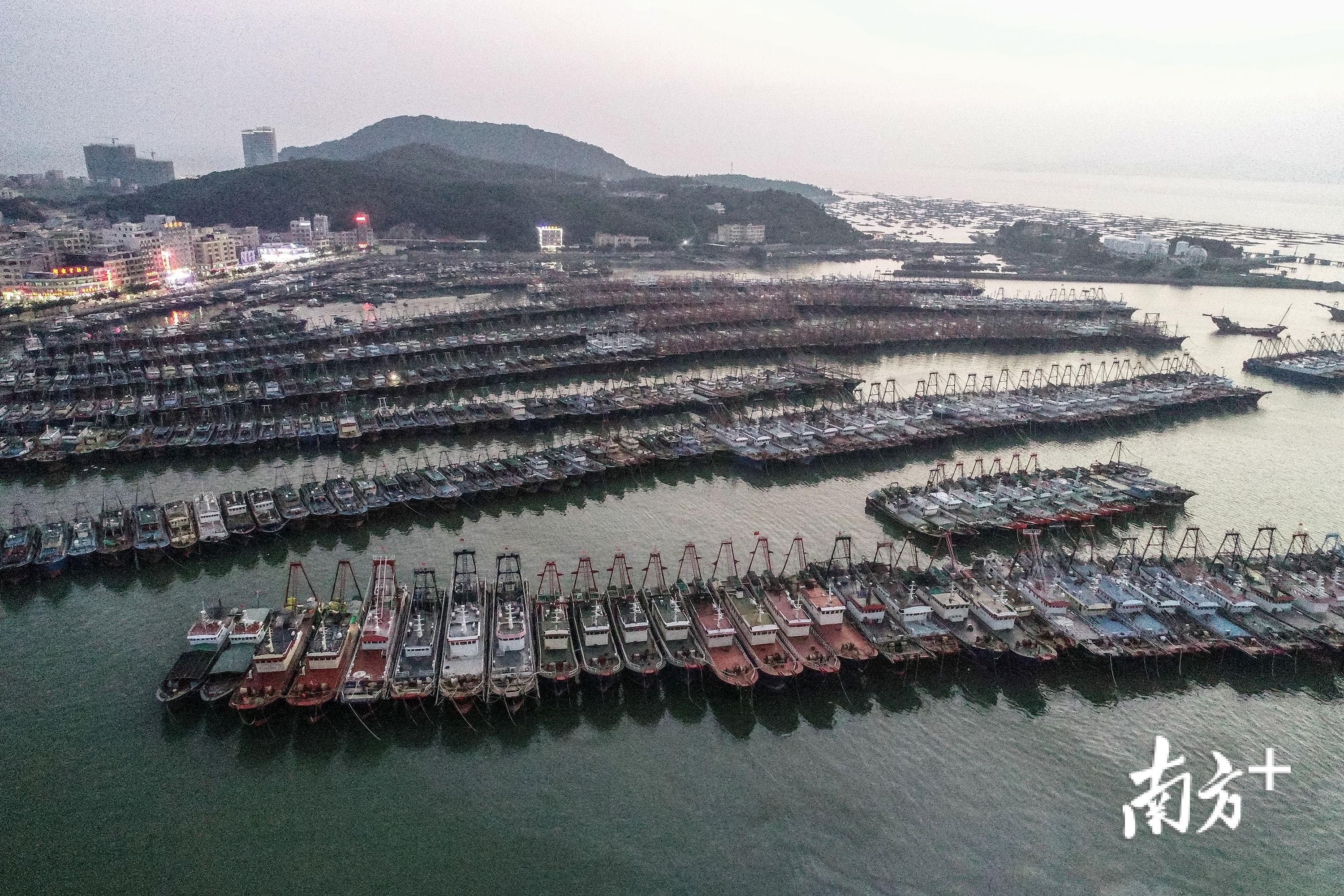 台风"山竹"逼近,阳江海陵岛渔船回港,市民游客禁入海滩