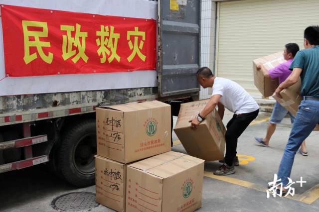 位于汕头市福利院一处救灾物资储备站正向庇护场所运送凉席、毛巾被、矿泉等救灾物资。