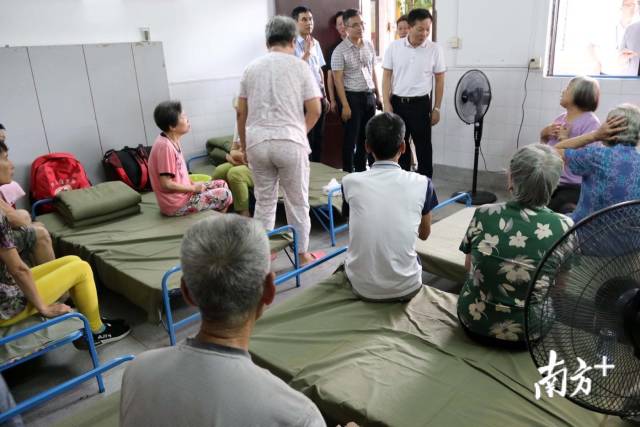 汕头市金平区乌桥街道易受灾群众被政府提前转移至庇护所。