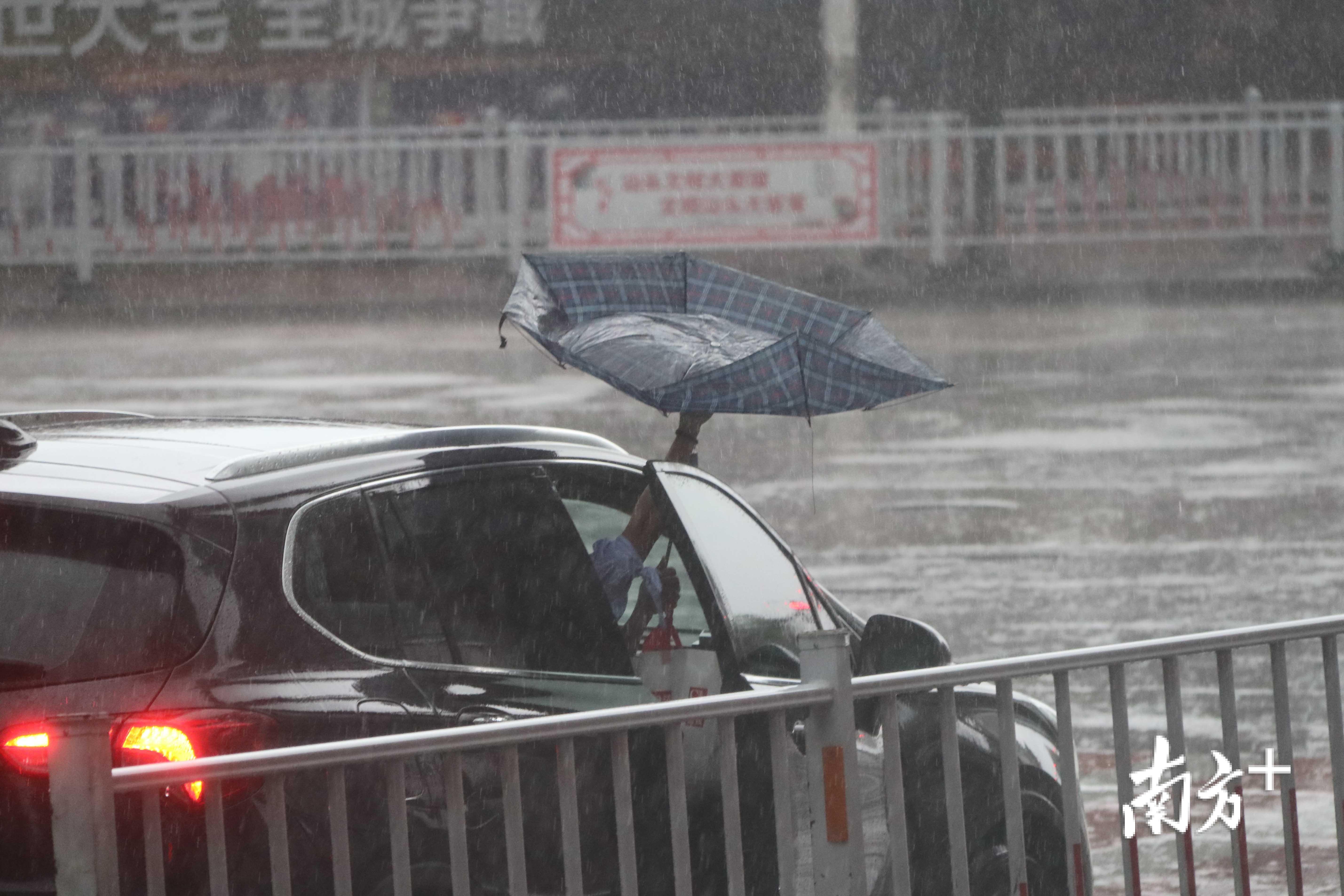汕头发布暴雨黄色预警信号,直击"山竹"影响下的汕头