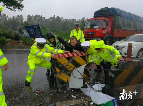 三水区西南街道x527线气体站附近一中国移动通讯线吹落塌下,三水分局副局长现场指挥疏导并带队开展抢险,目前通讯线已临时架起,道路通行未受太大影响。 三水区西南街道x527线气体站附近一中国移动通讯线吹落塌下,三水分局副局长现场指挥疏导并带队开展抢险,目前通讯线已临时架起,道路通行未受太大影响。