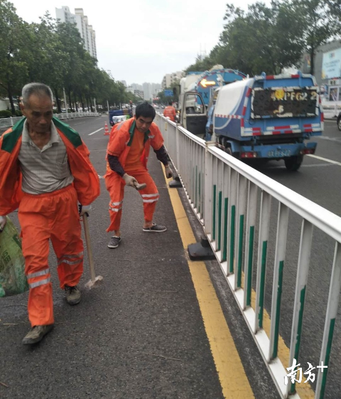 三水广场围栏吹跌,工作人员到场修复。(网友供图) 三水广场围栏吹跌,工作人员到场修复。(网友供图)