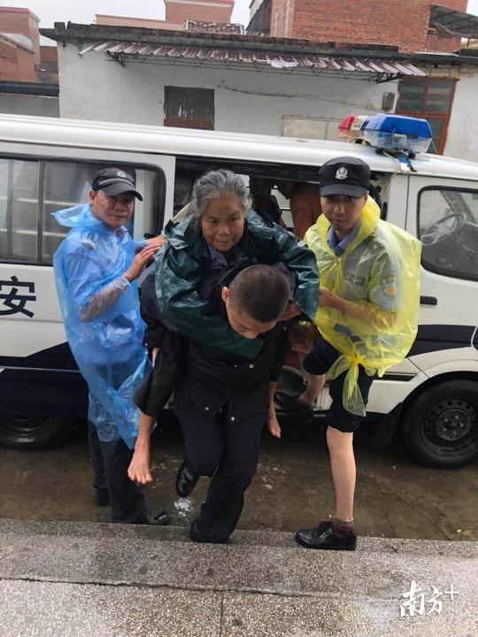 大塘镇民警合力将行动不便的阿婆扶上岸,并将阿婆背到庇护室及时得到安置。 大塘镇民警合力将行动不便的阿婆扶上岸,并将阿婆背到庇护室及时得到安置。