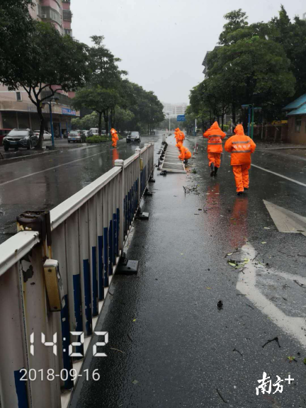 三水西南市政工作人员在新华路扶固护栏。 三水西南市政工作人员在新华路扶固护栏。