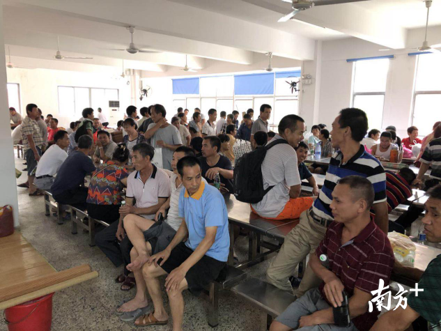 700多名建筑工人在三水北江小学避风,现场秩序井然。 700多名建筑工人在三水北江小学避风,现场秩序井然。