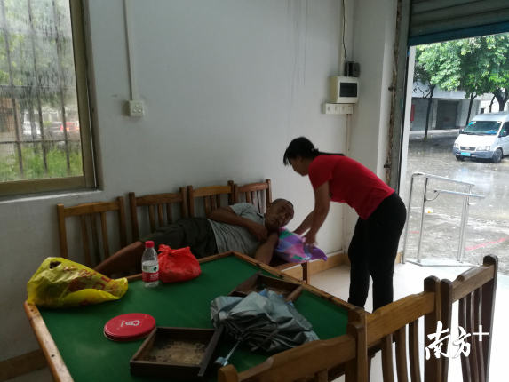 张边社区老人活动中心安置多人,社区负责人给安置人员派发席子、枕头等物资。 张边社区老人活动中心安置多人,社区负责人给安置人员派发席子、枕头等物资。