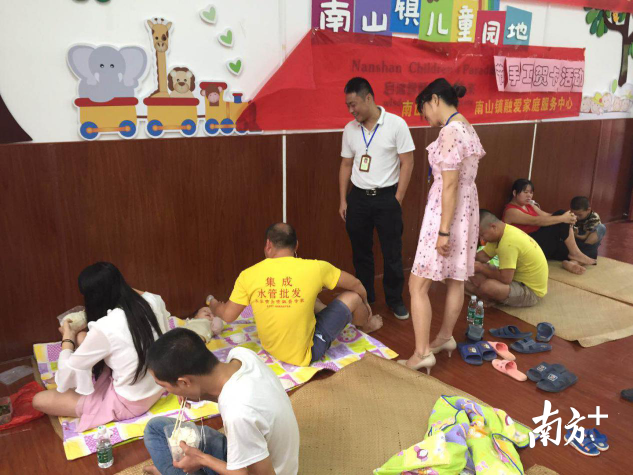 南山镇主要领导到镇内应急避护场视察后勤保障工作。 南山镇主要领导到镇内应急避护场视察后勤保障工作。