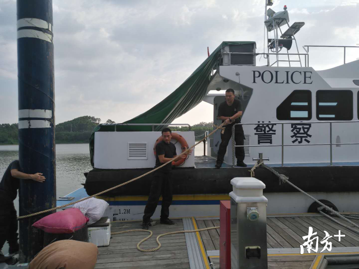 三水区公安分局启动一级勤务,2618人在岗在位参与各项防御工作。 三水区公安分局启动一级勤务,2618人在岗在位参与各项防御工作。