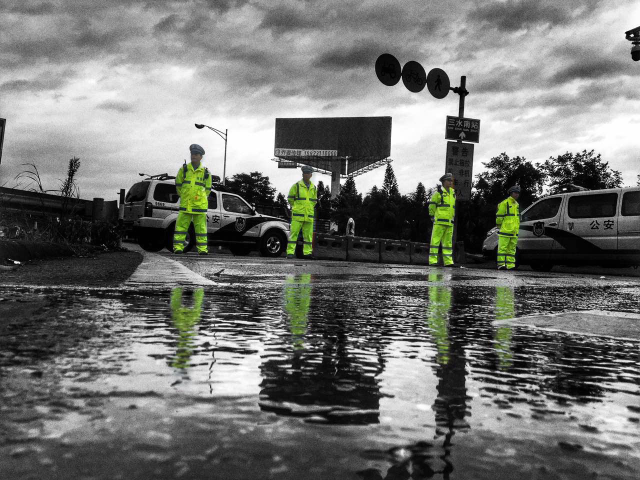 三水公安全体民警、消防官兵战士、辅警、治安员参与各项防御工作。 三水公安全体民警、消防官兵战士、辅警、治安员参与各项防御工作。