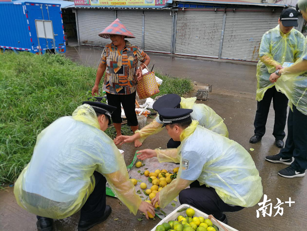 民警帮棚屋农户转移农产品。 民警帮棚屋农户转移农产品。