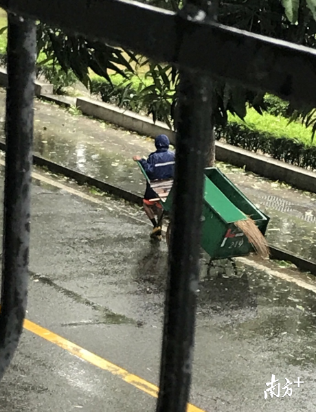 风里来雨里去,环卫工人在暴雨前守住最后一班岗。(网友供图) 风里来雨里去,环卫工人在暴雨前守住最后一班岗。(网友供图)