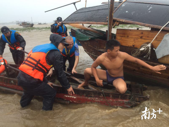 乐平派出所下水将船上被困的渔民安全转移到岸上,并妥善安置。 乐平派出所下水将船上被困的渔民安全转移到岸上,并妥善安置。
