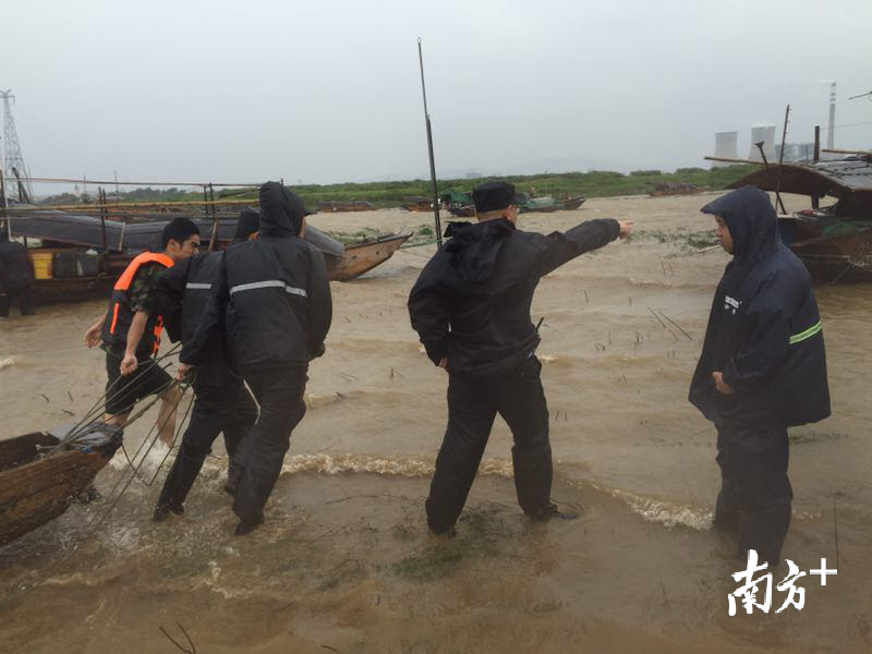 乐平派出所体警辅人员下水转移渔民。 乐平派出所体警辅人员下水转移渔民。