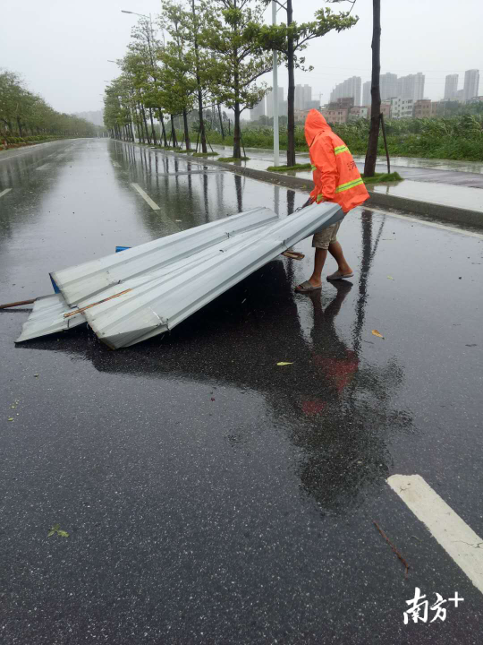 云东海雅城市政公司出动应急抢险人员发现并清理路面散落障物。 云东海雅城市政公司出动应急抢险人员发现并清理路面散落障物。