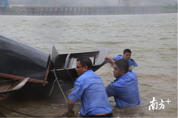 有渔民担心渔船被风吹走,不安心进行转移,大塘派出所民警为保障台风期间群众生命安全,消除他们的后顾之忧,不顾风雨跳入北江中,齐心协力把渔船拉回岸上,并及时护送他们到安置点。 有渔民担心渔船被风吹走,不安心进行转移,大塘派出所民警为保障台风期间群众生命安全,消除他们的后顾之忧,不顾风雨跳入北江中,齐心协力把渔船拉回岸上,并及时护送他们到安置点。