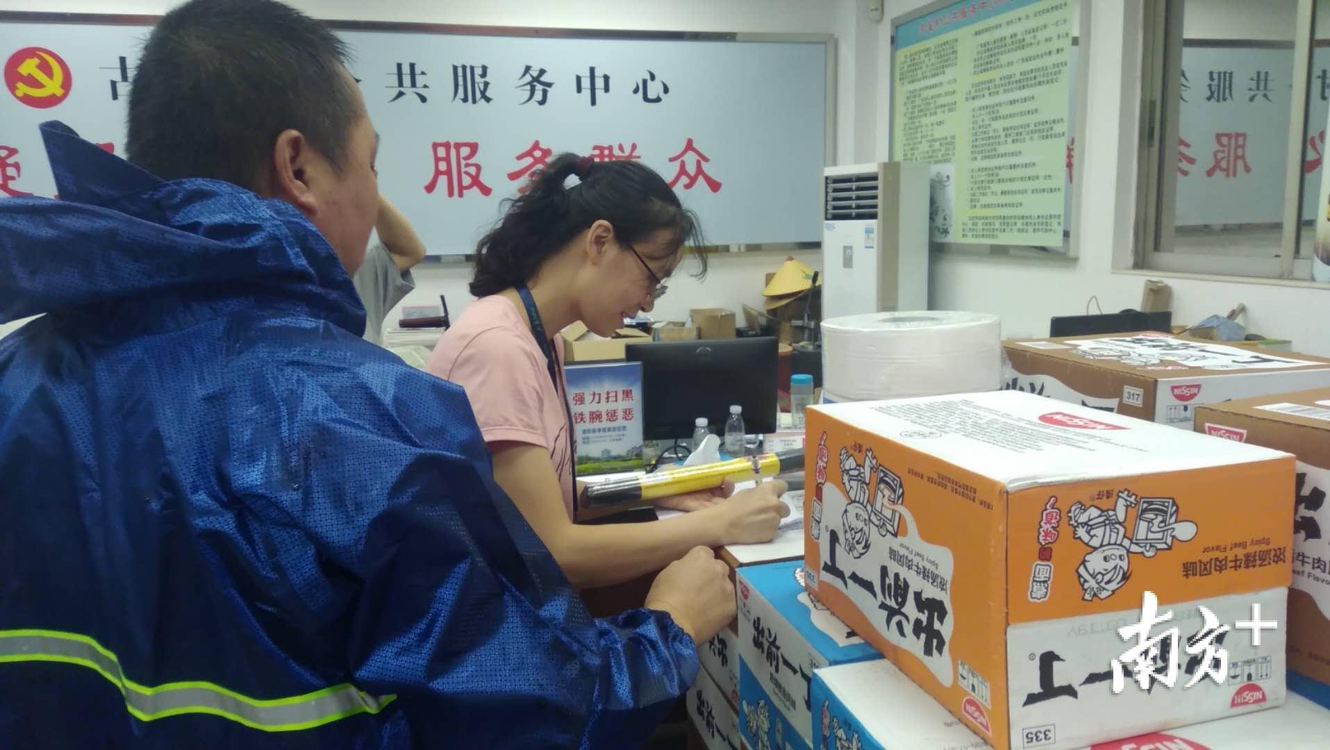 16日下午3时20分,王丽青正在清理登记大良人社局送来的救灾物资。欧阳少伟摄 16日下午3时20分,王丽青正在清理登记大良人社局送来的救灾物资。欧阳少伟摄