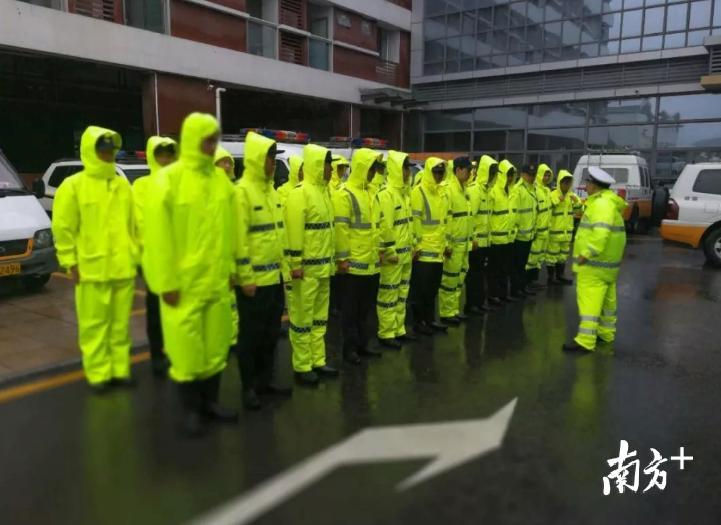 深圳交警在集合前往救援地。深圳交警供图。