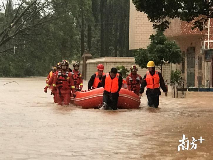 深圳消防员在“山竹”登录深圳后紧急救援。深圳消防供图。