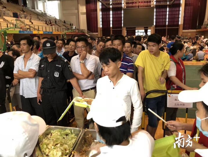 风大雨大，南山区的众多社工熬夜奋战在一线，为在避难场所的居民送上温馨服务。南方日报 南方＋记者丁侃摄。