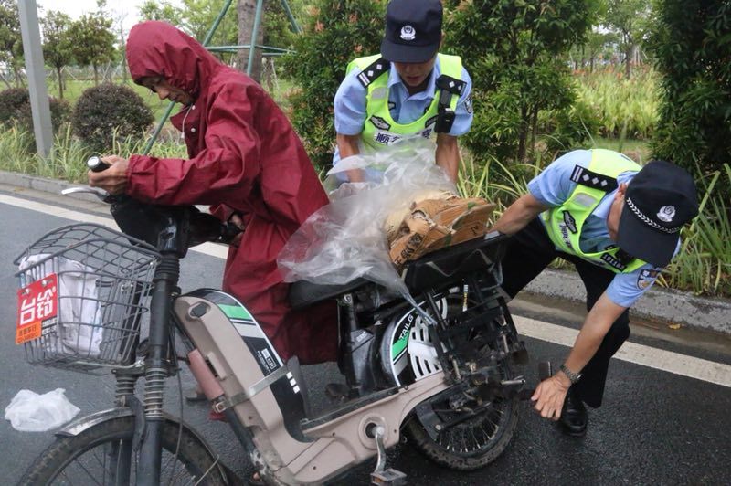 救出一家7口,送高烧幼童回家