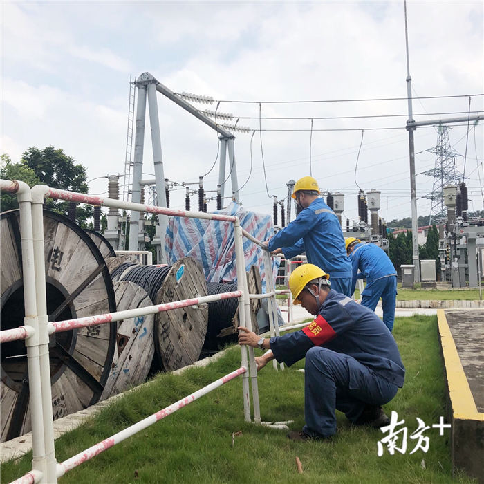 电力抢修人员正在加固相关供电设备的围栏。