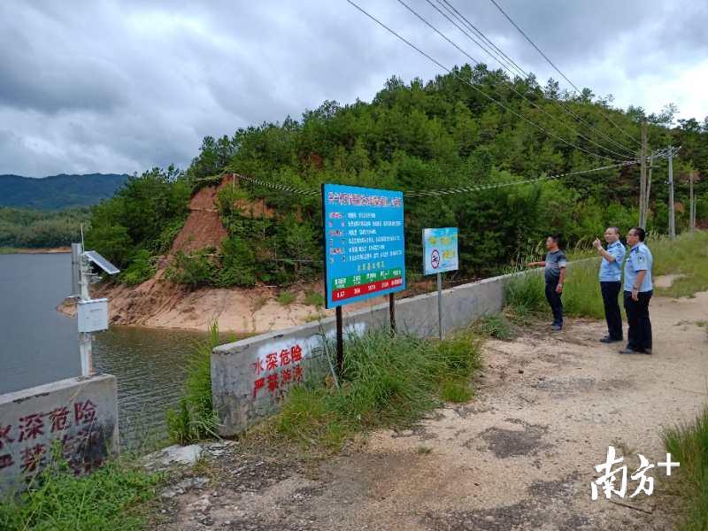 山塘水库巡查。 山塘水库巡查。