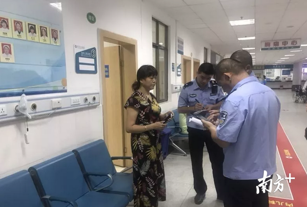 救助伤员。 救助伤员。