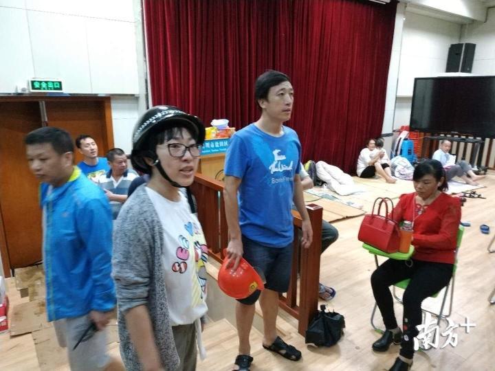 深圳市盐田区外国语小学，学校工作人员在避险场所忙碌