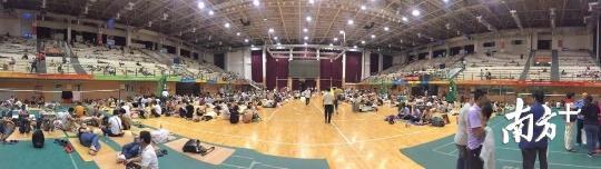 深圳市第二高级中学体育馆内的避险人员