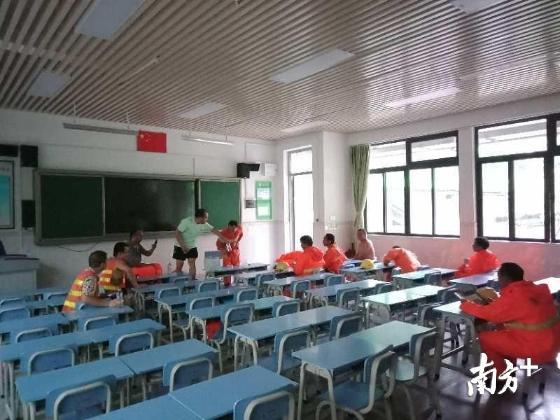 深圳市龙岗区丹竹头小学有十名环卫工人到校内避险