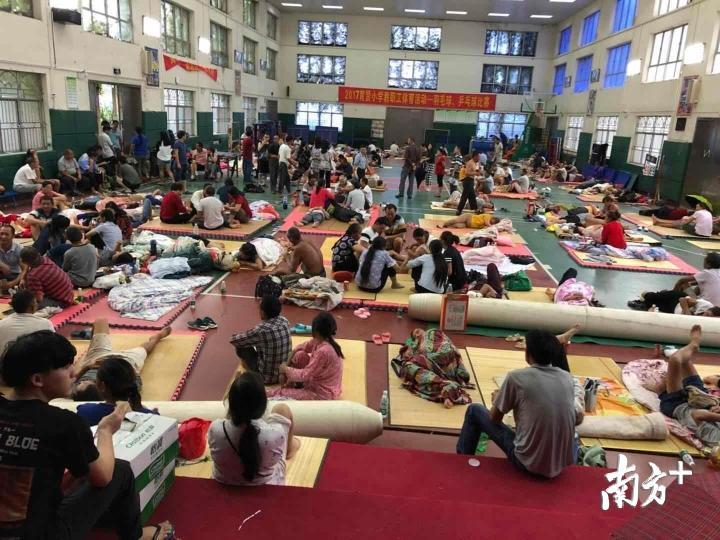 深圳市龙岗区育贤小学体育馆内的避险人员