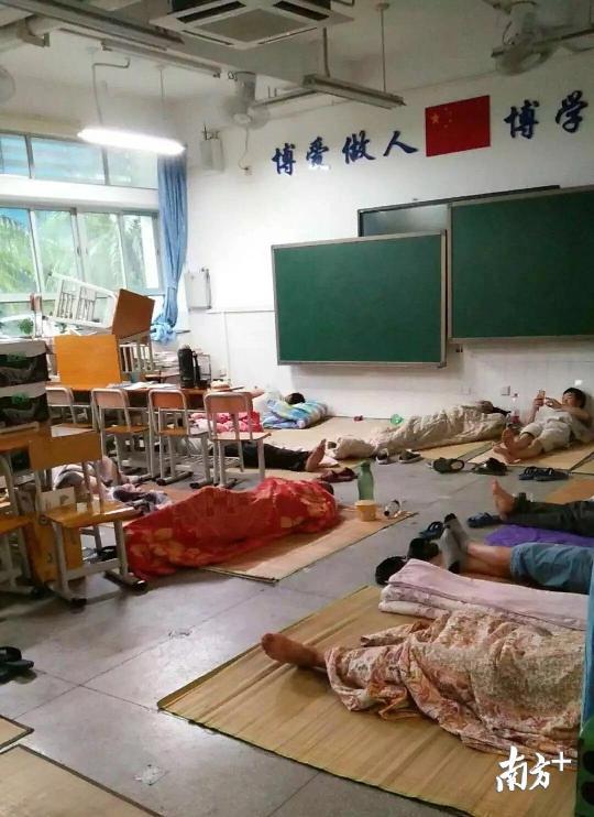 深圳市盐田区庚子首义中山纪念学校，避险民众躺在教室内休息。