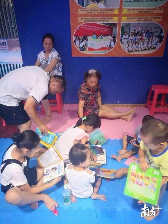 深圳市盐田区田东小学内，避险孩子在看画报