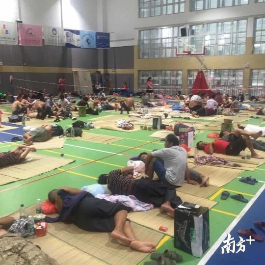 深圳市盐田区盐港中学体育馆内，避险民众得以暂居