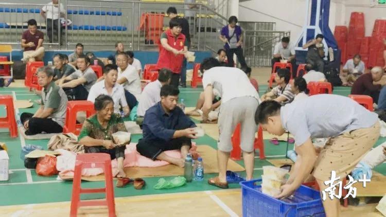 坪山区某些小体育场内正在发放食物