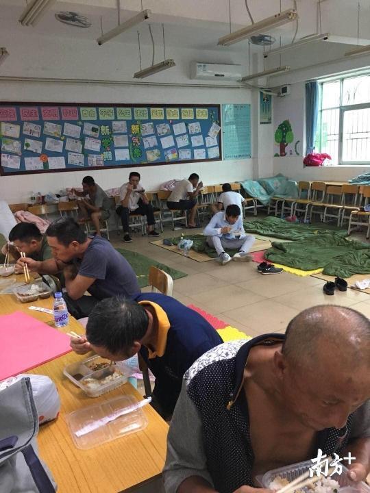 深圳市龙岗南联学校，避险人员正值教室用餐
