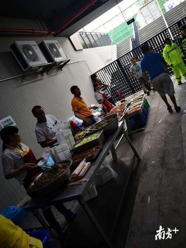 深圳市龙华区第二实验学校16日午间正在供应饭食