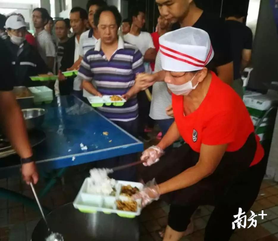 深圳市南山区第二外国语学校学校，正在给避险民众发放食物