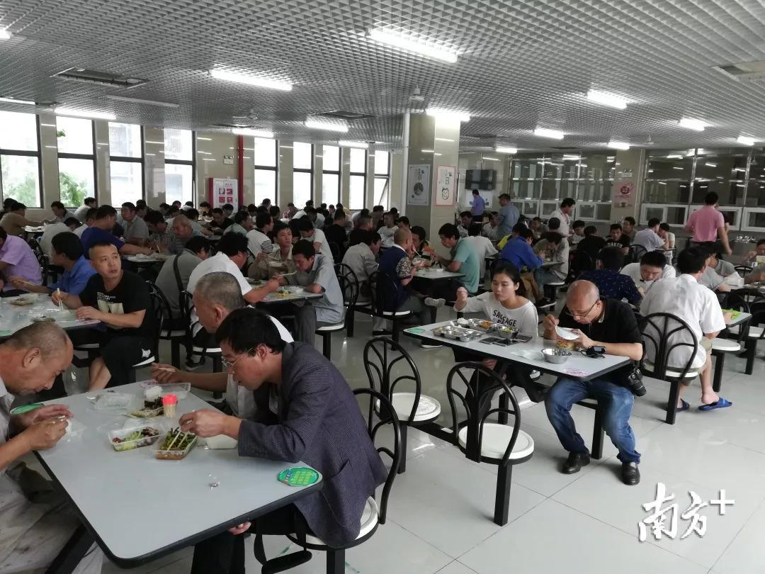 深圳市罗湖区某学校食堂内，避险人员正在就餐